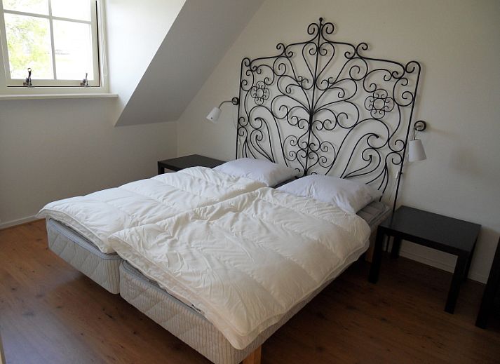 Esszimmer im Typ 7 - 2107 Ferienhaus De Cocksdorp Texel mit stilvollem Holztisch und bequemen Stuehlen.