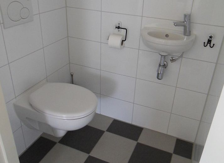 Esszimmer im Typ 7 - 2107 Ferienhaus De Cocksdorp Texel mit stilvollem Holztisch und bequemen Stuehlen.