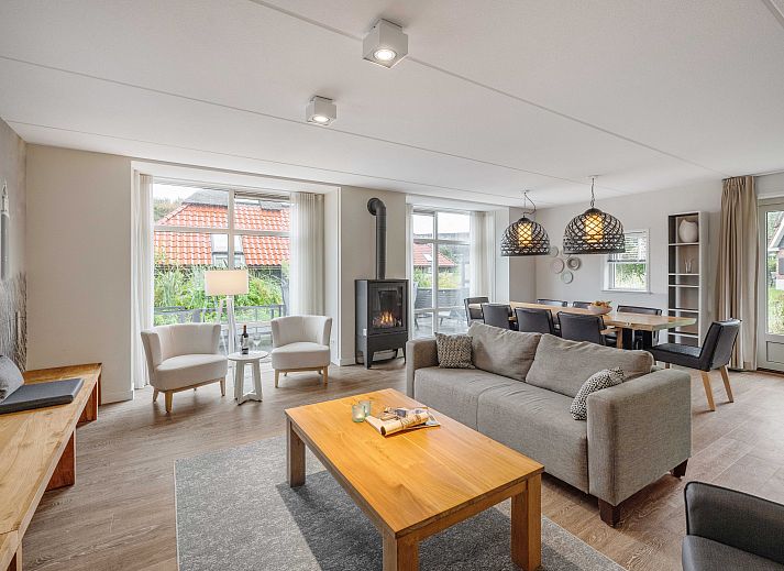 Sluftervallei 8-person bungalow in De Cocksdorp, Texel. Traditional thatched vacation home surrounded by green nature on the Wadden Islands.