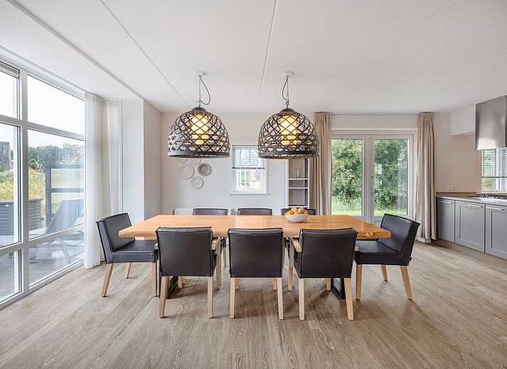 Sluftervallei 8-person bungalow in De Cocksdorp, Texel. Traditional thatched vacation home surrounded by green nature on the Wadden Islands.