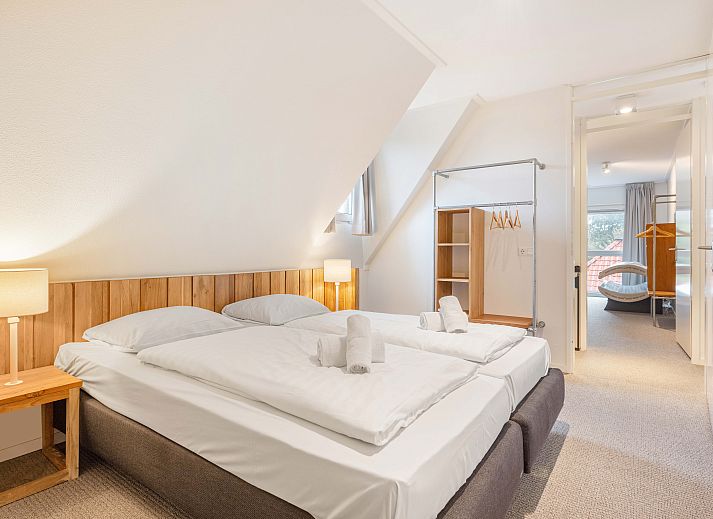 Cozy living room in Sluftervallei 8-person bungalow, De Cocksdorp, Texel with comfortable sitting area and cozy fireplace.