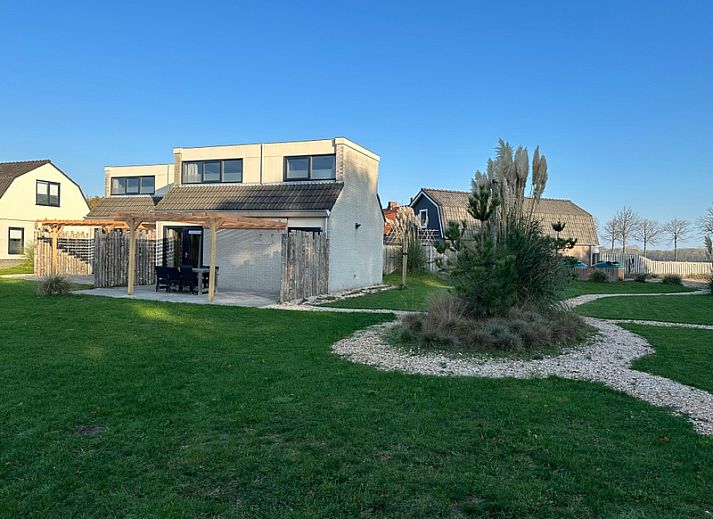 Ferienhaus 30A in De Cocksdorp, Texel mit sonniger Terrasse und moderner Veranda.