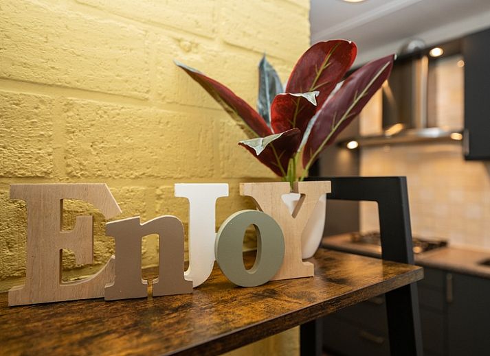 Geraeumiger Garten des Ferienhauses 30A in De Cocksdorp, Texel mit gruener Umgebung.