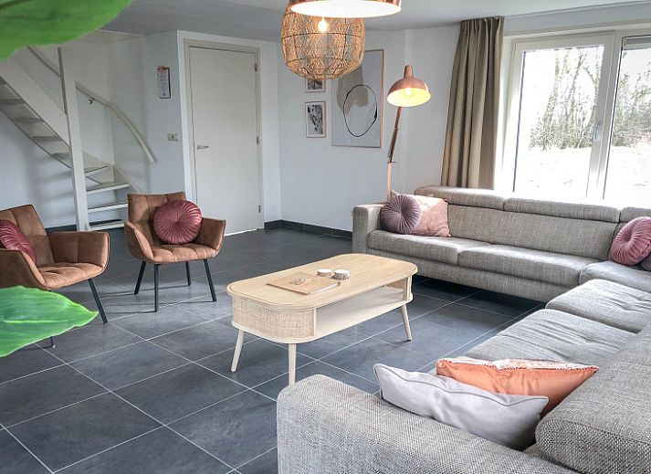 Vakantiehuis De Vuurtoren in De Cocksdorp, Texel met groene tuin en rode dakbedekking.