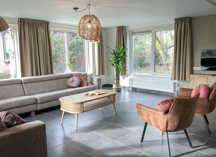 Vakantiehuis De Vuurtoren in De Cocksdorp, Texel met groene tuin en rode dakbedekking.