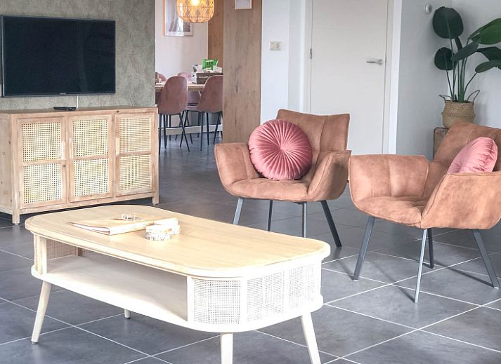 Vakantiehuis De Vuurtoren in De Cocksdorp, Texel met groene tuin en rode dakbedekking.