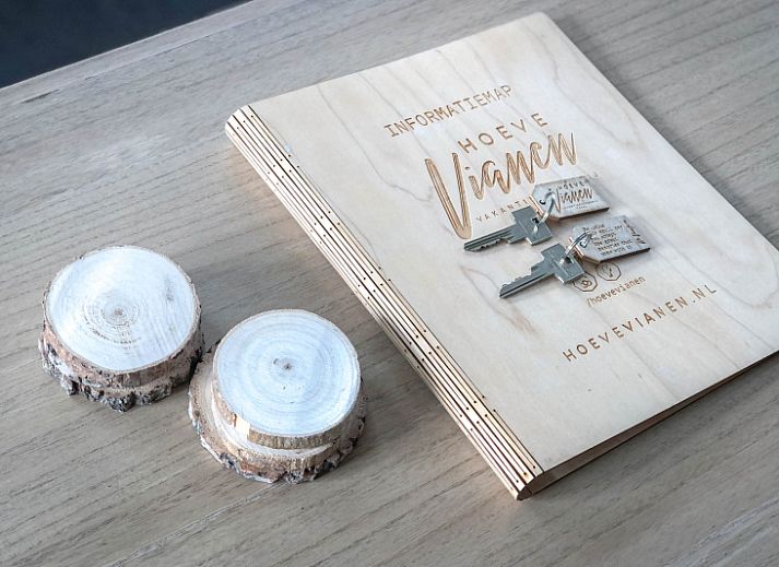 Vakantiehuis De Vuurtoren in De Cocksdorp, Texel met groene tuin en rode dakbedekking.