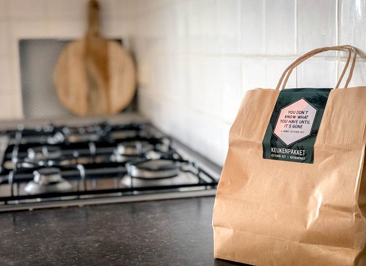 Stijlvolle woonkamer in Vakantiehuis De Vuurtoren, De Cocksdorp, Texel met comfortabele banken.