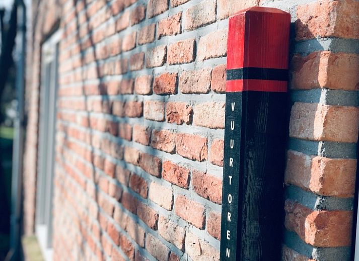 Stijlvolle woonkamer in Vakantiehuis De Vuurtoren, De Cocksdorp, Texel met comfortabele banken.