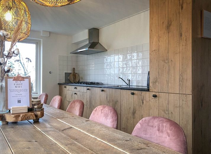 Stijlvolle woonkamer in Vakantiehuis De Vuurtoren, De Cocksdorp, Texel met comfortabele banken.