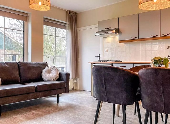 Gemuetliches Wohnzimmer im Ferienhaus Hogezandskil, De Cocksdorp, Texel mit bequemer Sitzecke und viel Licht.