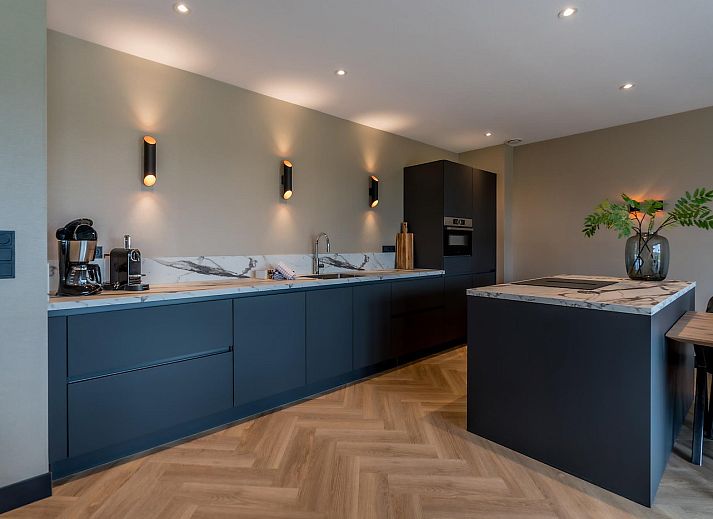 Stilvolles Wohnzimmer im Princenhof 2, De Cocksdorp, Texel mit moderner Einrichtung und viel natuerlichem Licht.