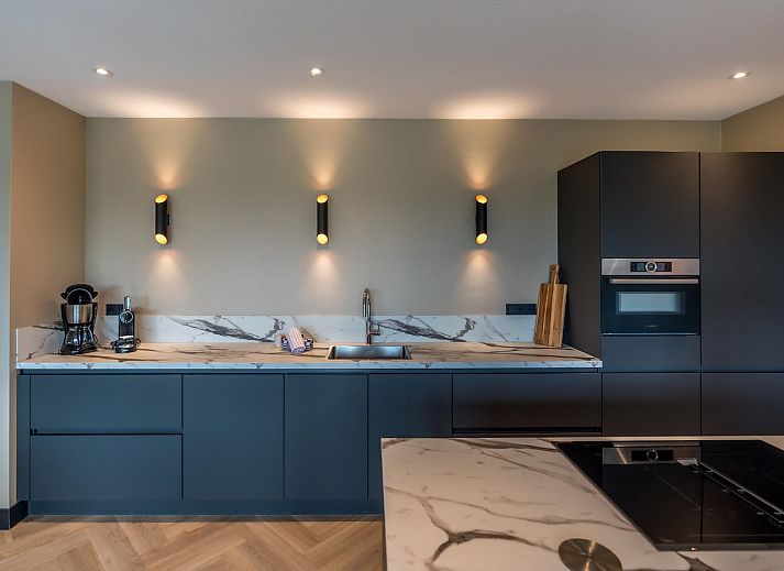 Stilvolles Wohnzimmer im Princenhof 2, De Cocksdorp, Texel mit moderner Einrichtung und viel natuerlichem Licht.