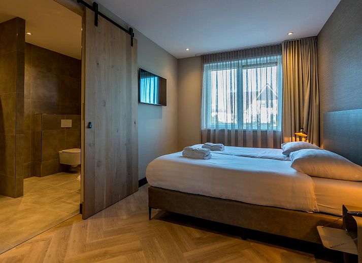 Stilvolles Wohnzimmer im Princenhof 2, De Cocksdorp, Texel mit moderner Einrichtung und viel natuerlichem Licht.