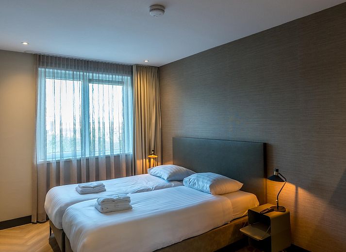 Stilvolles Wohnzimmer im Princenhof 2, De Cocksdorp, Texel mit moderner Einrichtung und viel natuerlichem Licht.