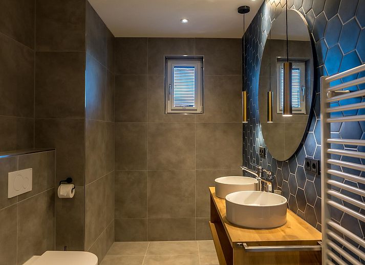 Stilvolles Wohnzimmer im Princenhof 2, De Cocksdorp, Texel mit moderner Einrichtung und viel natuerlichem Licht.