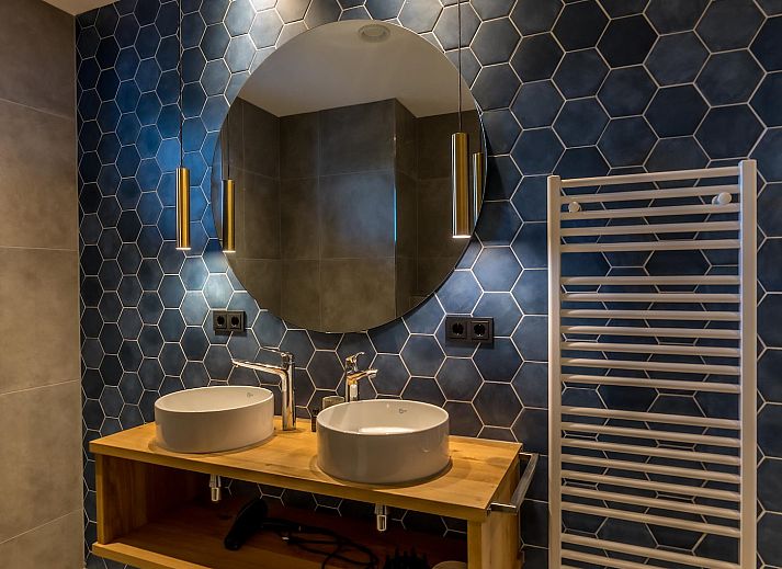 Gemuetliches Esszimmer im Princenhof 2, De Cocksdorp, Texel mit Blick auf die gruene Umgebung der Watteninseln.