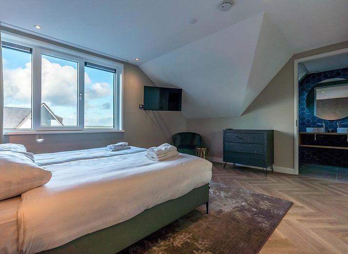 Gemuetliches Esszimmer im Princenhof 2, De Cocksdorp, Texel mit Blick auf die gruene Umgebung der Watteninseln.