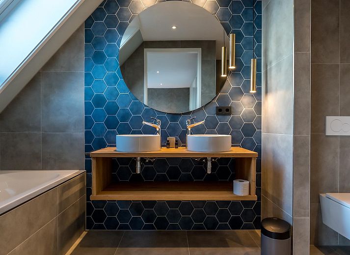 Gemuetliches Esszimmer im Princenhof 2, De Cocksdorp, Texel mit Blick auf die gruene Umgebung der Watteninseln.