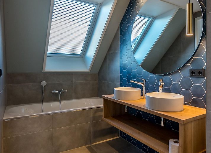 Gemuetliches Esszimmer im Princenhof 2, De Cocksdorp, Texel mit Blick auf die gruene Umgebung der Watteninseln.