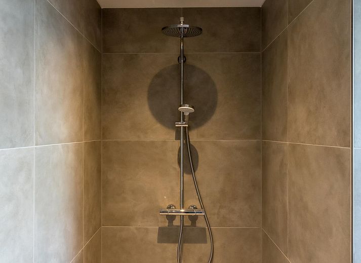 Gemuetliches Esszimmer im Princenhof 2, De Cocksdorp, Texel mit Blick auf die gruene Umgebung der Watteninseln.