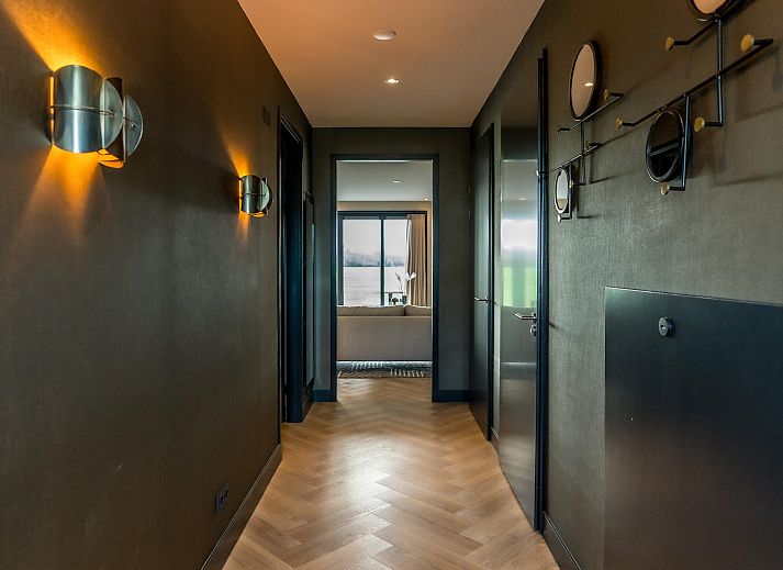 Elegante Kueche im Princenhof 2, De Cocksdorp, Texel mit Marmorarbeitsplatte und modernen Geraeten.