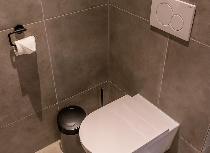 Elegante Kueche im Princenhof 2, De Cocksdorp, Texel mit Marmorarbeitsplatte und modernen Geraeten.