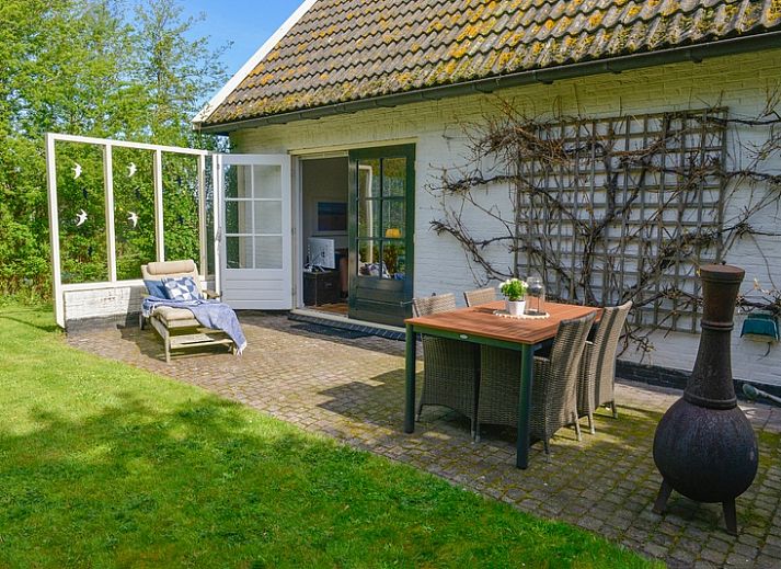The Wulpenlied vacation home in De Cocksdorp, Texel, surrounded by greenery and flowers.