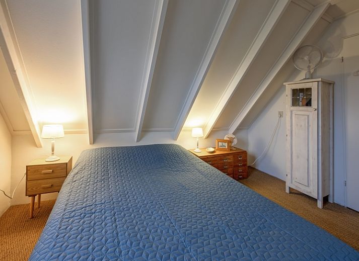 Terrace with garden furniture at Het Wulpenlied vacation home in De Cocksdorp, Texel.