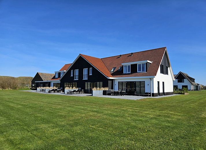 6 person vacation home in De Cocksdorp Texel with spacious garden and modern architecture.