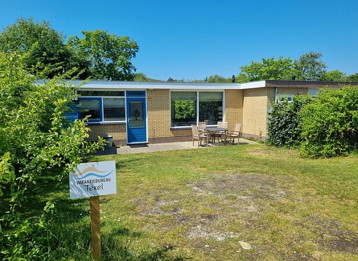 Bungalowpark Tamarisk - Bungalow 174 - Zilt Zand in De Cocksdorp, Texel mit sonniger Terrasse und gruener Umgebung.