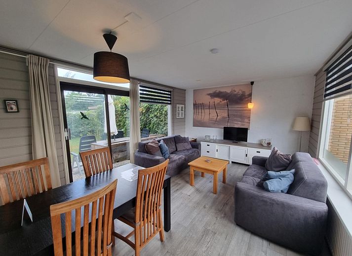 Bungalowpark Tamarisk - Bungalow 174 - Zilt Zand in De Cocksdorp, Texel mit sonniger Terrasse und gruener Umgebung.