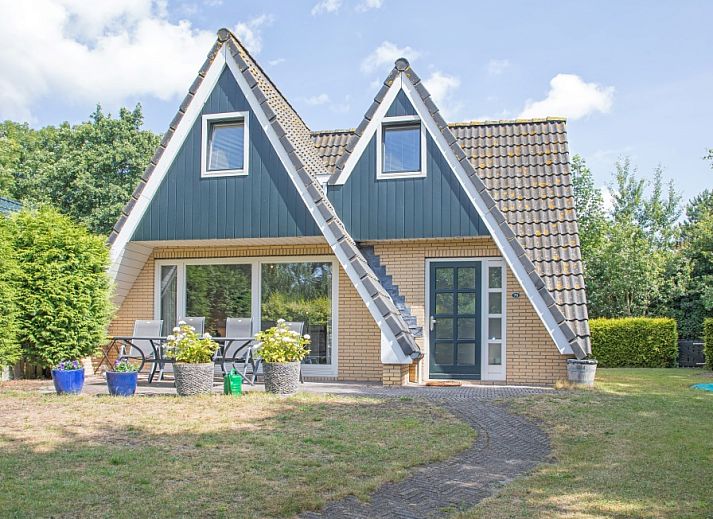 Ferienhaus Slufterduin 076 in De Cocksdorp, Texel mit schoener Aussenfassade und Terrasse, ideal fuer einen erholsamen Aufenthalt auf den Watteninseln.