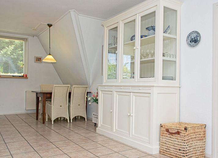 Ferienhaus Slufterduin 076 in De Cocksdorp, Texel mit schoener Aussenfassade und Terrasse, ideal fuer einen erholsamen Aufenthalt auf den Watteninseln.