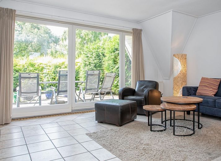 Ferienhaus Slufterduin 076 in De Cocksdorp, Texel mit schoener Aussenfassade und Terrasse, ideal fuer einen erholsamen Aufenthalt auf den Watteninseln.