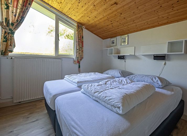 Helles Wohnzimmer des Ferienhauses Slufterduin 128 in De Cocksdorp, Texel mit Gartenblick.