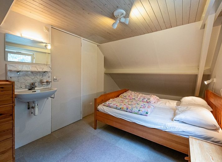 Dining area and kitchen in Holiday home Slufterduin 108, De Cocksdorp Texel, offers comfort for a wonderful vacation on the Wadden Islands.