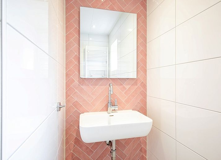 Gemuetliches Wohnzimmer des Ferienhauses Slufterduin 134 in De Cocksdorp Texel mit bequemer Sitzecke.