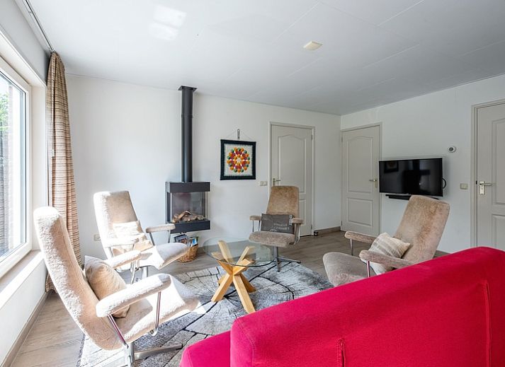 Das Ferienhaus Slufterhoek 174 in De Cocksdorp auf Texel bietet eine geraeumige Terrasse mit Gartenmoebeln zum Entspannen in der Natur.