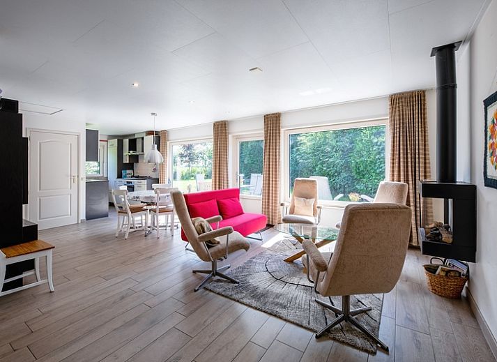 Das Ferienhaus Slufterhoek 174 in De Cocksdorp auf Texel bietet eine geraeumige Terrasse mit Gartenmoebeln zum Entspannen in der Natur.