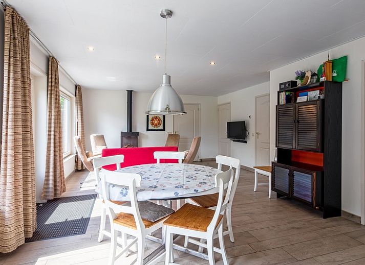 Das Ferienhaus Slufterhoek 174 in De Cocksdorp auf Texel bietet eine geraeumige Terrasse mit Gartenmoebeln zum Entspannen in der Natur.