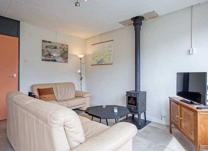 Cozy terrace at Holiday home Slufterhoek 118 in De Cocksdorp, Texel, ideal for relaxing in nature.