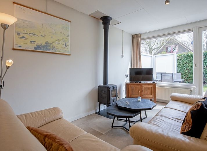 Cozy terrace at Holiday home Slufterhoek 118 in De Cocksdorp, Texel, ideal for relaxing in nature.