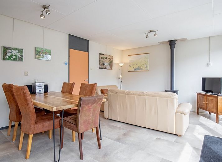 Cozy terrace at Holiday home Slufterhoek 118 in De Cocksdorp, Texel, ideal for relaxing in nature.