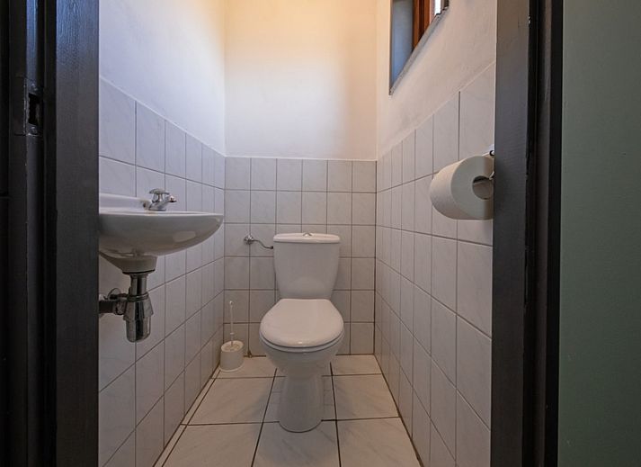 Bright seating area overlooking the garden in Holiday home Slufterhoek 118, De Cocksdorp, Texel.