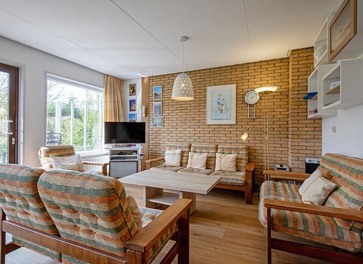 Aussenbereich des Ferienhauses Slufterhoek 072 in De Cocksdorp, Texel. Geraeumiger Rasen und sonnige Veranda.