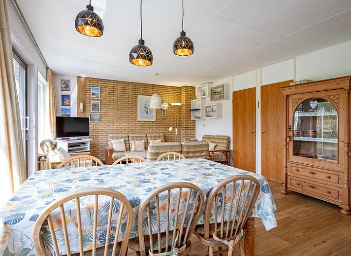 Aussenbereich des Ferienhauses Slufterhoek 072 in De Cocksdorp, Texel. Geraeumiger Rasen und sonnige Veranda.