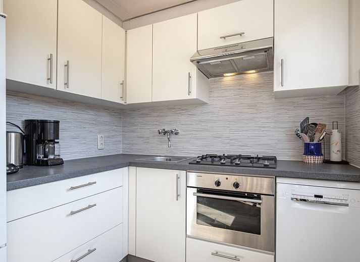 Aussenbereich des Ferienhauses Slufterhoek 072 in De Cocksdorp, Texel. Geraeumiger Rasen und sonnige Veranda.