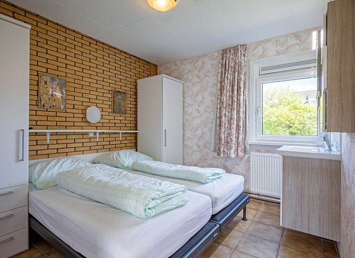 Gemuetliches Wohnzimmer im Ferienhaus Slufterhoek 072, De Cocksdorp, Texel mit bequemer Sitzecke und viel Licht.