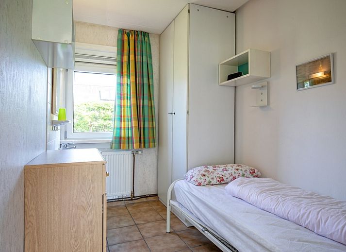 Gemuetliches Wohnzimmer im Ferienhaus Slufterhoek 072, De Cocksdorp, Texel mit bequemer Sitzecke und viel Licht.